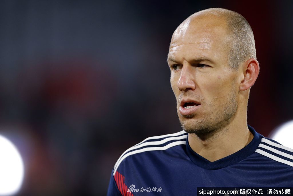 罗本在拜仁慕尼黑主场安联球场中，身着红色战袍，目光如炬地望向远方，仿佛下一秒就要开启那标志性的内切突破。