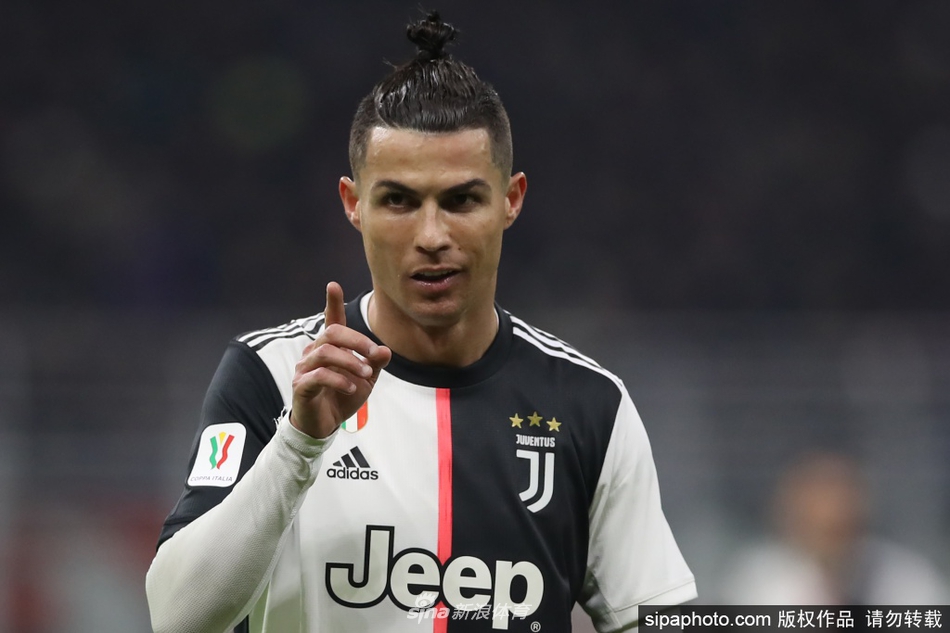 空旷的看台与翠绿的草坪形成鲜明对比，一位意甲球员正独自带球，他的身影在午后阳光下被拉长，仿佛在与寂静的球场进行一场无声的对话，等待着重逢的喧嚣。