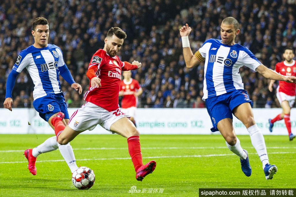 赛前新闻发布厅里，主教练独自面对镜头和话筒，没有了往日记者云集的拥挤，只有对战术的冷静剖析。