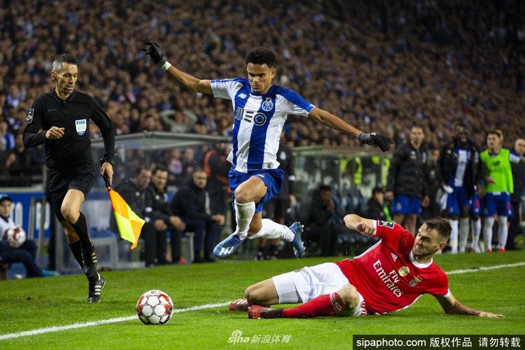 巨龙球场在夕阳下静静伫立，看台上空无一人，绿茵场等待着即将到来的争冠决战。