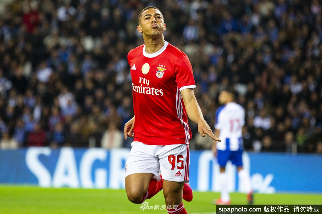 空荡荡的看台座椅色彩斑斓，却失去了往日的喧嚣与呐喊，静候球员们归来书写绿茵传奇。