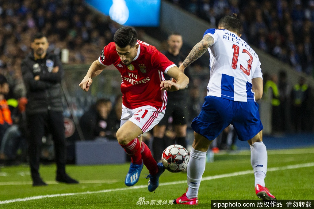 绿茵场上，一名球员正在独自带球训练，背景是空旷的看台，专注的身影透露出复赛前的紧张备战气氛。