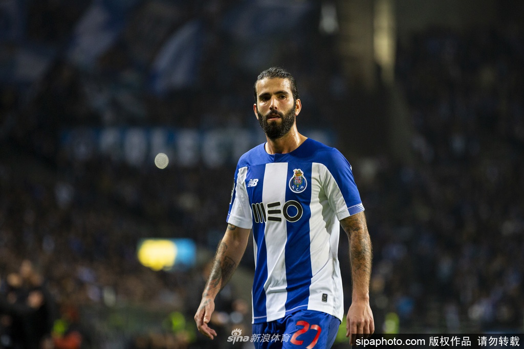 球场边的角旗杆在微风中轻轻摇曳，它身后的看台一片寂静，仿佛在默默等待着胜利时刻的到来。