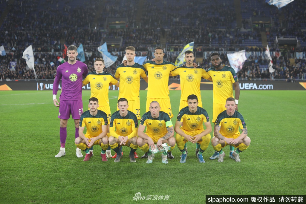 傍晚的格拉斯哥街头，几名凯尔特人小球迷骑在父亲的肩膀上，他们戴着俱乐部主题的口罩，对着镜头展示刚刚获得的冠军围巾，稚嫩的脸庞上写满了对未来的憧憬。