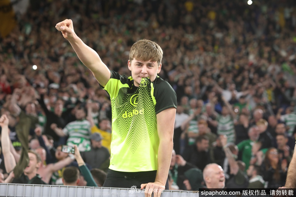 一面巨大的凯尔特人队旗在空荡荡的看台上展开，绿色的草皮映衬着鲜艳的旗帜，虽然现场没有观众的喧嚣，但这面旗帜仿佛代表了千万颗跳动的心，静静守护着这座特殊的冠军。