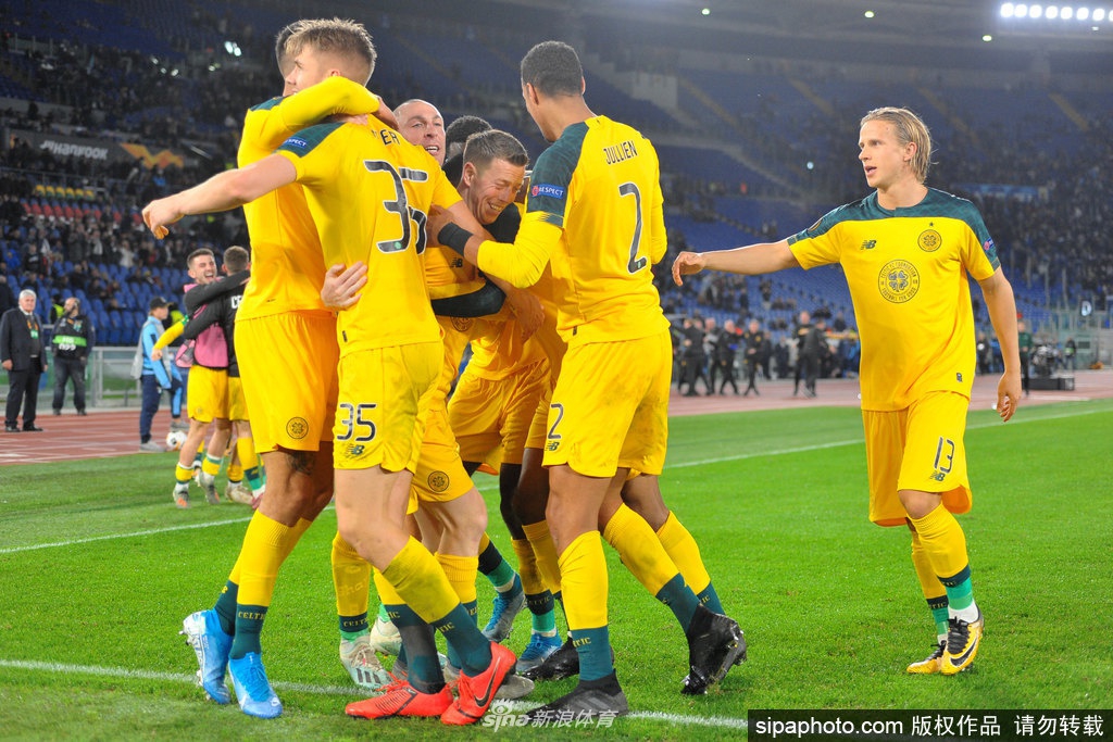 凯尔特人球员们在漫天绿白绸带中忘情庆祝，他们簇拥在一起，目光炯炯地望向看台上虽被限制但依然挥舞围巾的球迷，这一刻冠军荣耀穿透了疫情的阴霾。