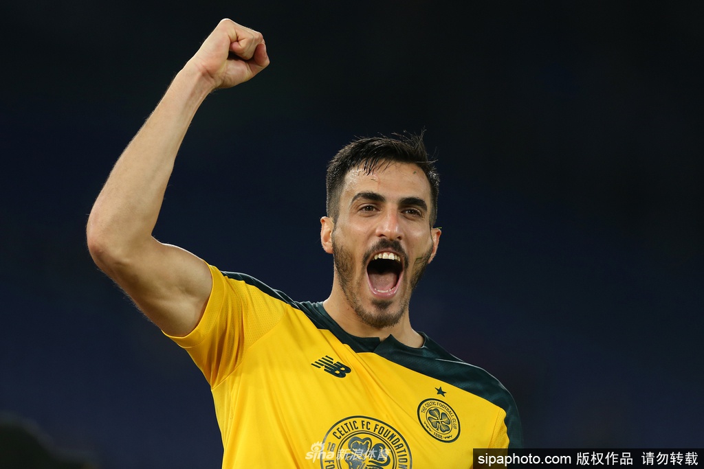 凯尔特人主教练尼尔·列农在场边紧握双拳振臂高呼，身后的教练组和替补球员纷纷跃起，口罩虽然遮住了他们的口鼻，却挡不住眼角眉梢洋溢出的夺冠狂喜。