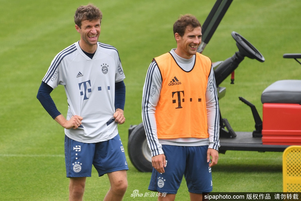 汗水浸透了球衣，拜仁球星在无人的看台注视下完成技术训练，眼神中透露出对比赛的渴望与疫情之下特有的冷静。