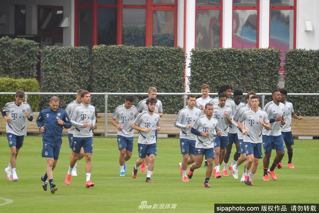 教练组在场边密切关注着球员的每一个动作，手中的战术板承载着在特殊赛制下争胜的智慧，背景的隔离网成为了这个时代体育的独特符号。