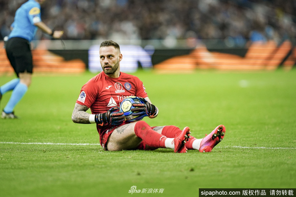 俱乐部主席奥利维耶·萨德朗在新闻发布会上神情复杂，他双手撑在铺满队徽的桌前，话筒林立，身后的背景板已经换上了红鸟资本的标志，暗示着权力交接的微妙过渡。