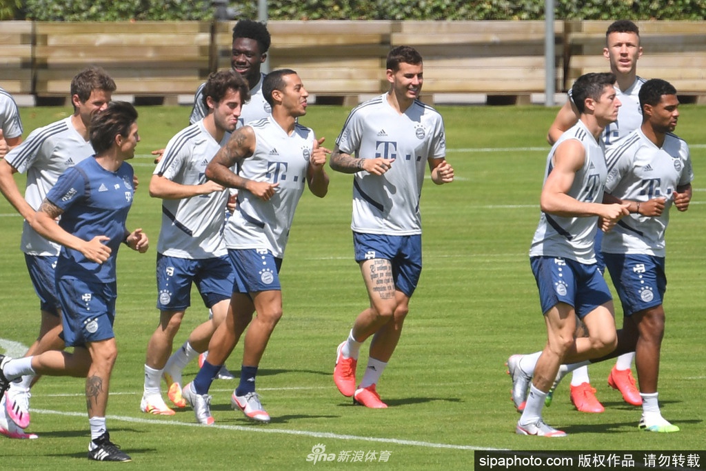 队长曼努埃尔·诺伊尔在训练中神态自若，他身后的安联球场草皮正静待着新一轮的德甲鏖战。