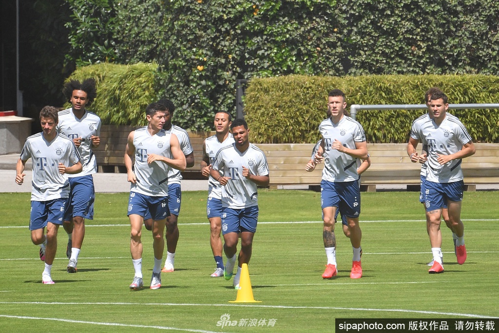 在慕尼黑的阳光下，拜仁球星托马斯·穆勒在训练间隙开怀大笑，轻松的神情预示着球队良好的备战心态。