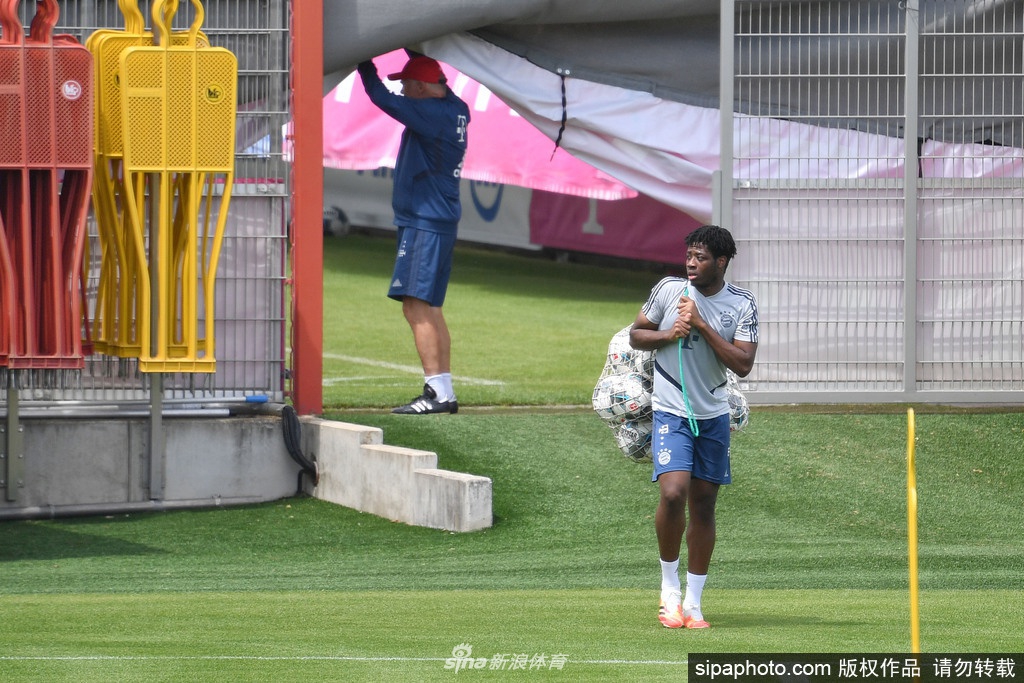 波兰锋霸罗伯特·莱万多夫斯基在慢跑中依然保持着标志性的专注眼神，他的每一次触球都牵动着对手的防线神经。