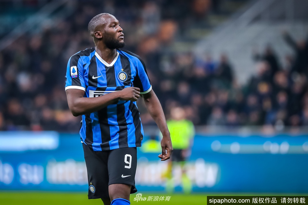 阿什利-扬在训练中卖力奔跑，居家隔离期间蓄起的胡须让他看起来多了一份沧桑与坚毅。他在边路的每一次冲刺，都仿佛在提醒人们，那个在英超赛场上不知疲倦的飞翼，正在米兰城蓄势待发。