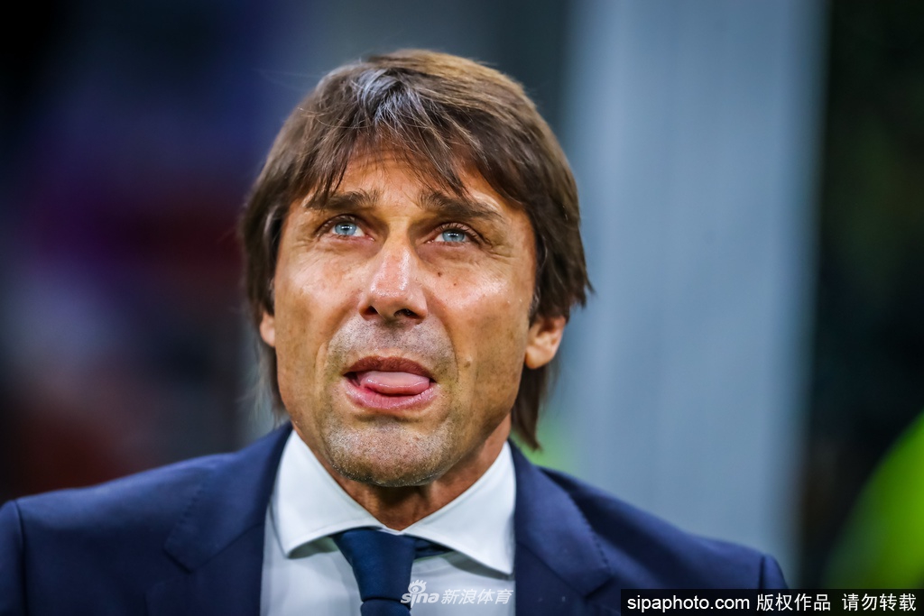 在阳光斑驳的苏宁训练基地，国米众将佩戴口罩，保持着安全距离，但眼神中充满了对比赛的渴望，他们正进行着恢复性的慢跑训练，仿佛在向病毒宣战。