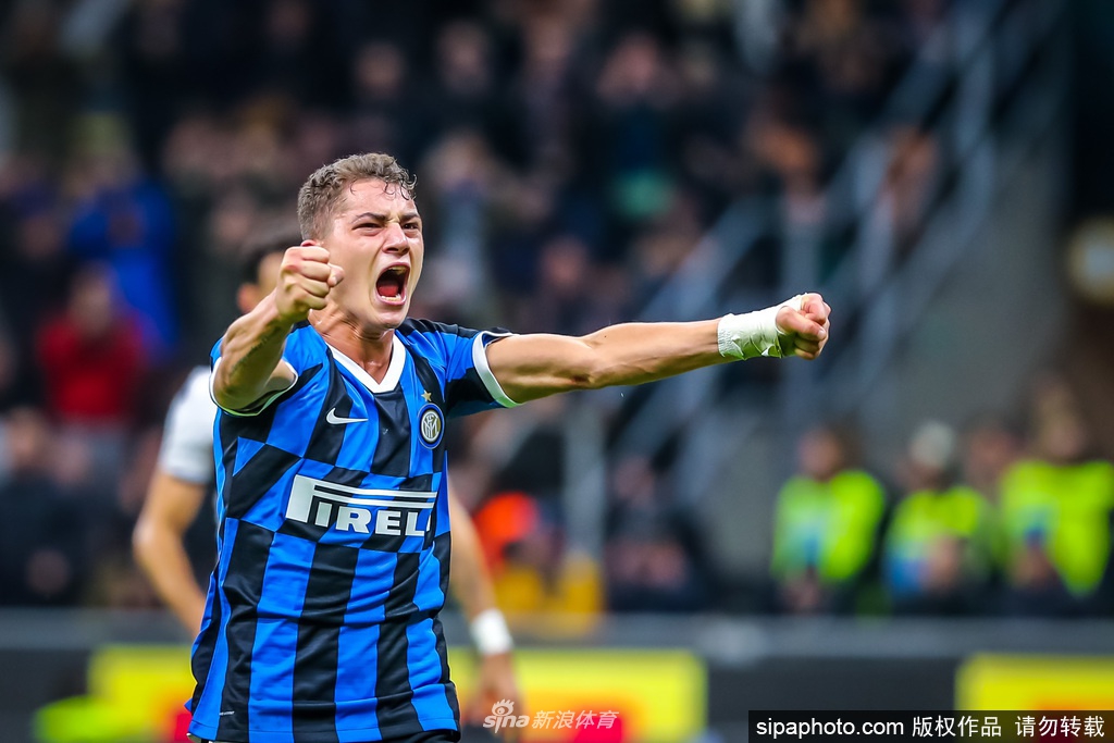 训练场上，孔蒂教练双手叉腰，神情专注地注视着弟子们的每一个动作。尽管戴着口罩，但他那标志性的激情与严谨依然透过坚毅的目光传递给每一位球员，指挥着这场特殊的备战。