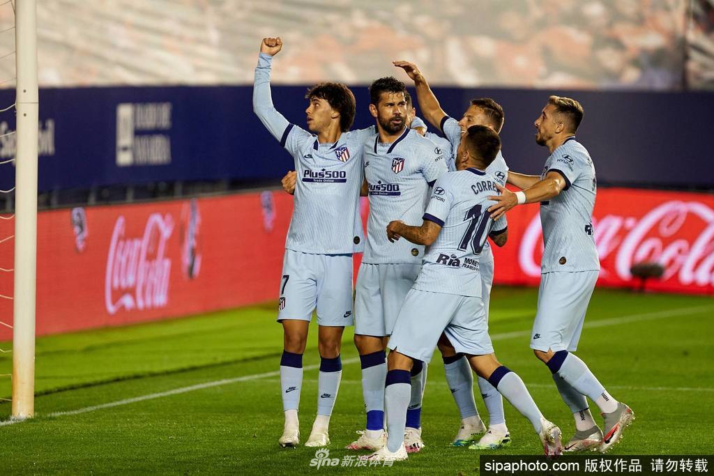 葡萄牙新星菲利克斯张开双臂，如雄鹰般翱翔，与蜂拥而来的队友们共同庆祝他为马德里竞技拔得头筹的精彩瞬间。