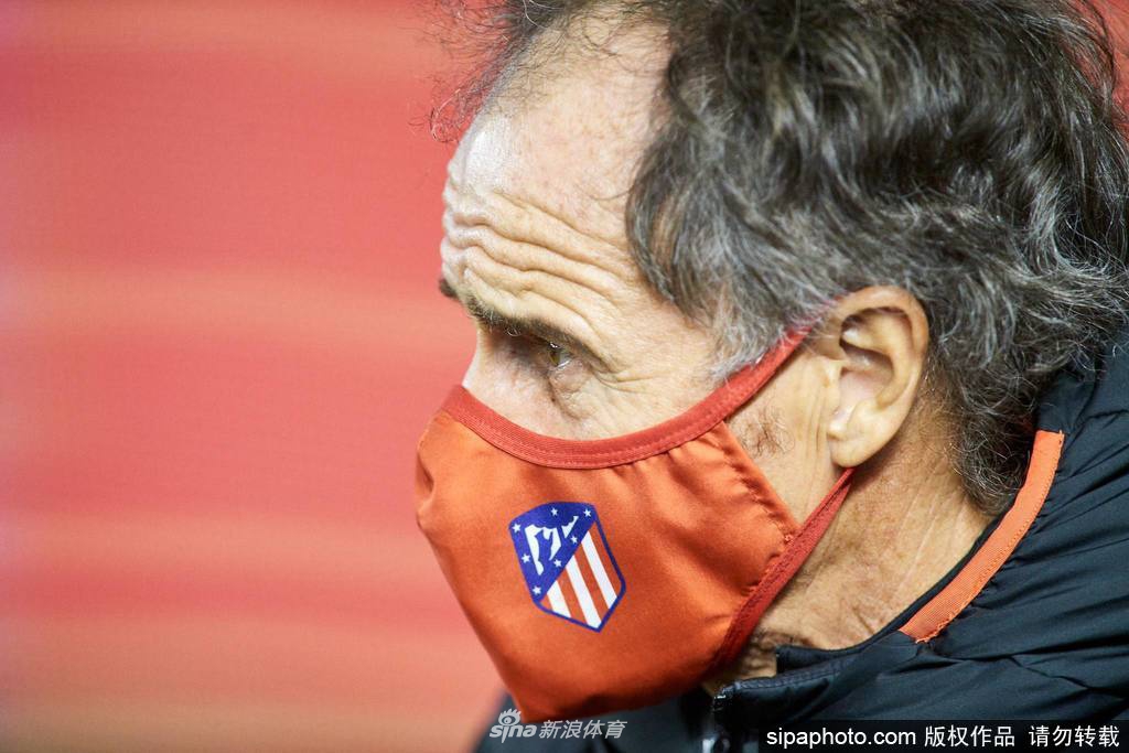 进球功臣略伦特在完成一条龙破门后激情滑跪，双手握拳怒吼，他身前的草皮被划出两道深深的痕迹，仿佛在向世界宣告自己的王者归来。