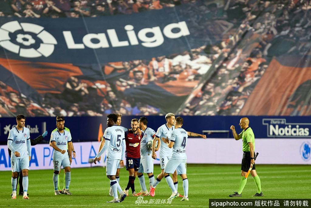 镜头捕捉到菲利克斯在禁区内抢点射门的一刹那，他身体微微后仰，右脚绷直，将皮球稳稳推射向球门死角，眼神中充满了杀手的冷静与坚定。