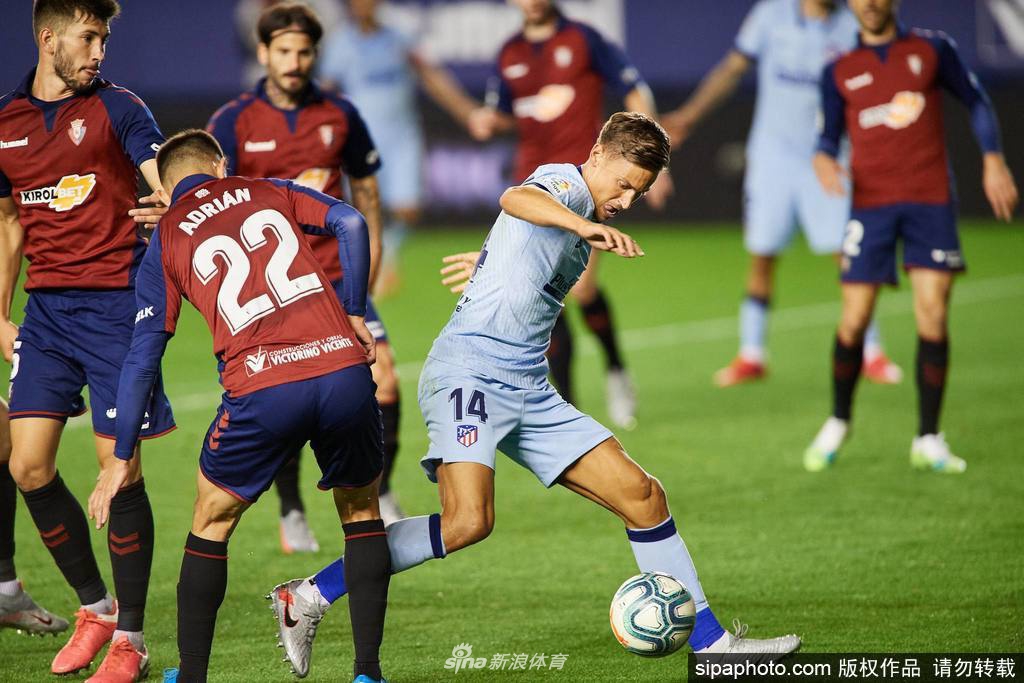 卡拉斯科锁定胜局后，与队友们在对方禁区内围成一圈，击掌相庆。背景是奥萨苏纳球员落寞的身影，一喜一悲，构成了足球世界最真实也最残酷的画面。