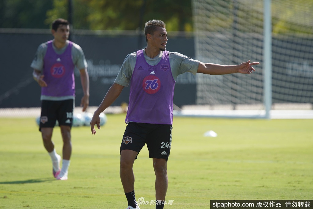 烈日孤影，绿茵场上的橙色背影，汗水浸透战袍，为未知的重启积蓄能量。