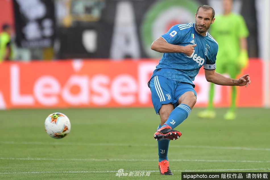 基耶利尼身披尤文图斯战袍，在夕阳下的训练场上挥汗如雨，岁月的痕迹刻在他坚毅的面庞上，却带不走他眼中对胜利的渴望和对这身球衣的无限热爱。