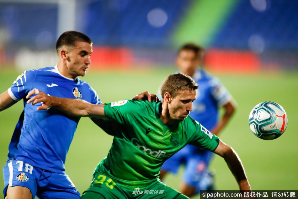 马塔完成绝杀后与队友疯狂庆祝，脸上的青筋暴起，尽显领袖气质