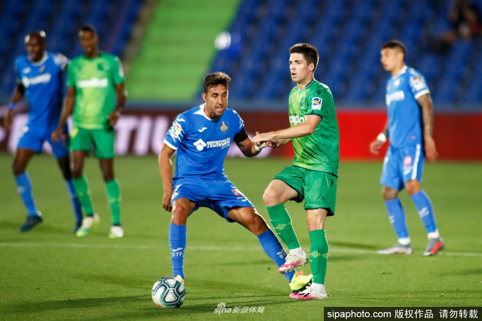 门将雷米洛在失球后神情落寞地坐在草皮上，与狂欢的赫塔菲球员形成鲜明对比