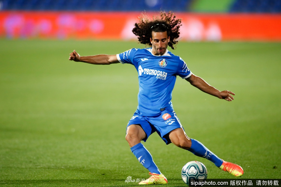 全场比赛结束哨响，赫塔菲球员们高举双臂庆祝这场来之不易的关键胜利