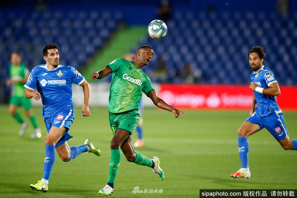 贾努扎伊进球后挥臂怒吼庆祝，为球队扳平比分宣泄着压抑的情绪