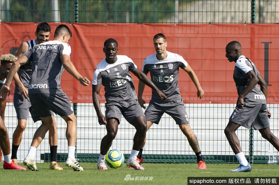 训练场上，尼斯球员们正在进行高速奔跑后的恢复调整，每一次呼吸都吐纳着备战期的疲惫与坚韧。