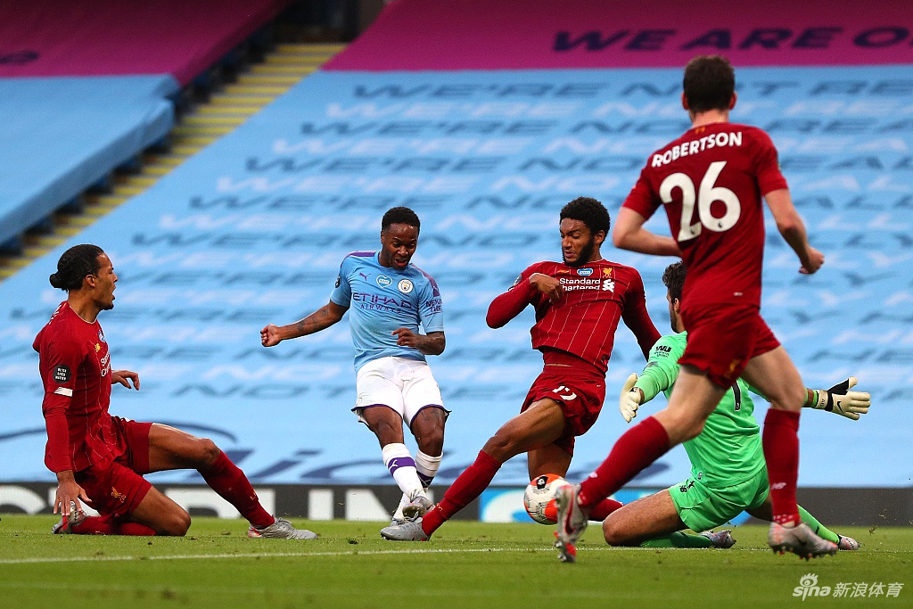 斯特林在比赛中带球突破，面对利物浦多名防守球员的围追堵截，他的身影显得格外坚定，仿佛在告诉世界，这里仍是他的舞台。