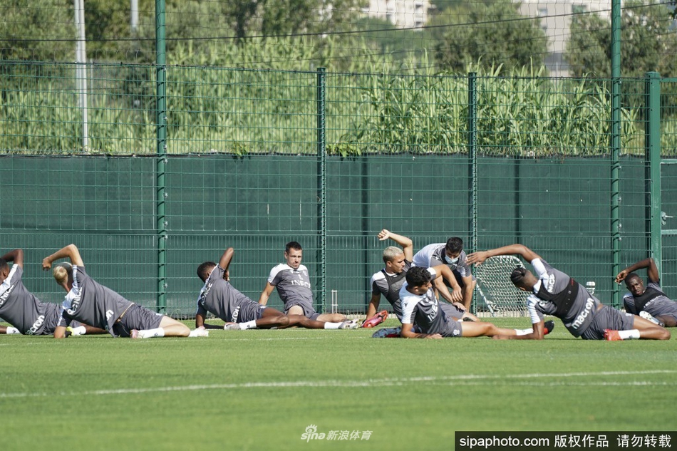 尼斯门将如海鸥般舒展身姿，在湛蓝天空下将队友的射门拒之门外，指尖仿佛触碰到了地中海的微风。