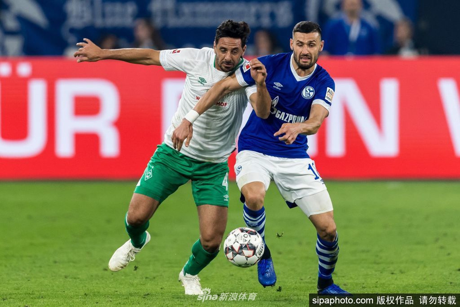 画面定格在皮萨罗被队友簇拥的瞬间，绿色的不莱梅球衣在灯光下汇成一片欢乐的海洋，而皮萨罗就像是这片海洋中屹立不倒的灯塔，眼神中闪烁着对这片战场深深的眷恋。