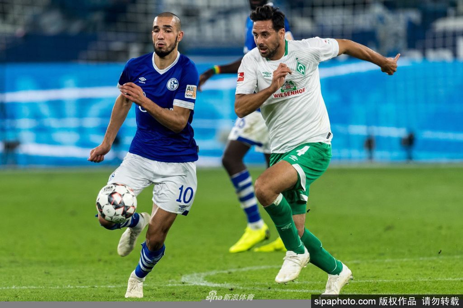 41岁的皮萨罗在赛后身着不莱梅训练服，他被队友们高高抛向空中，脸上洋溢着孩子般的笑容，这一刻他不是即将告别的老将，而是被足球之神眷顾的宠儿。