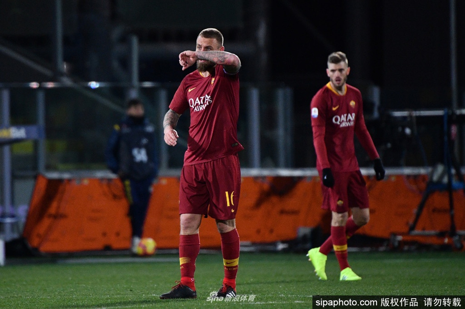 永恒的队长，德罗西身披罗马战袍振臂高呼，奥林匹克球场的风似乎仍在耳边呼啸，那是他对母队最深沉的誓言。