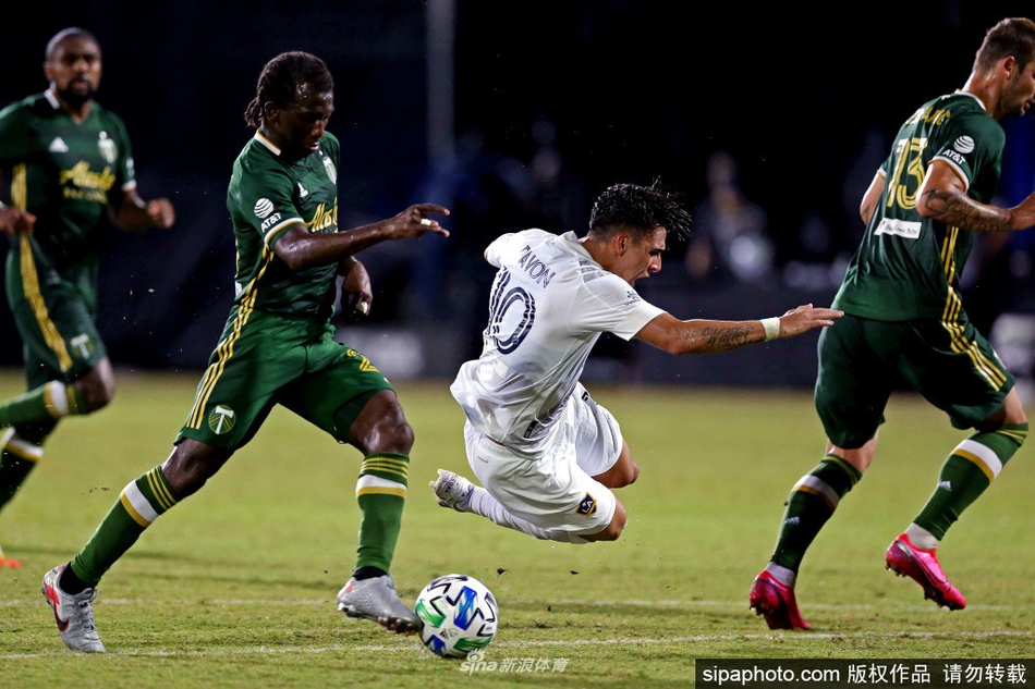 在空旷的看台和醒目的‘黑人的命也是命’标语映衬下，洛杉矶银河队与波特兰木材队的球员们在中圈弧神情肃穆地单膝跪地，为追求社会正义发声，这也标志着美职联在疫情后的正式重启。