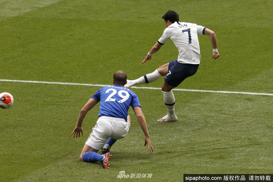 孙兴慜手捧赛季最佳球员奖杯，脸上洋溢着灿烂而谦逊的笑容，眼神中闪烁着被认可的喜悦与荣耀的光芒。