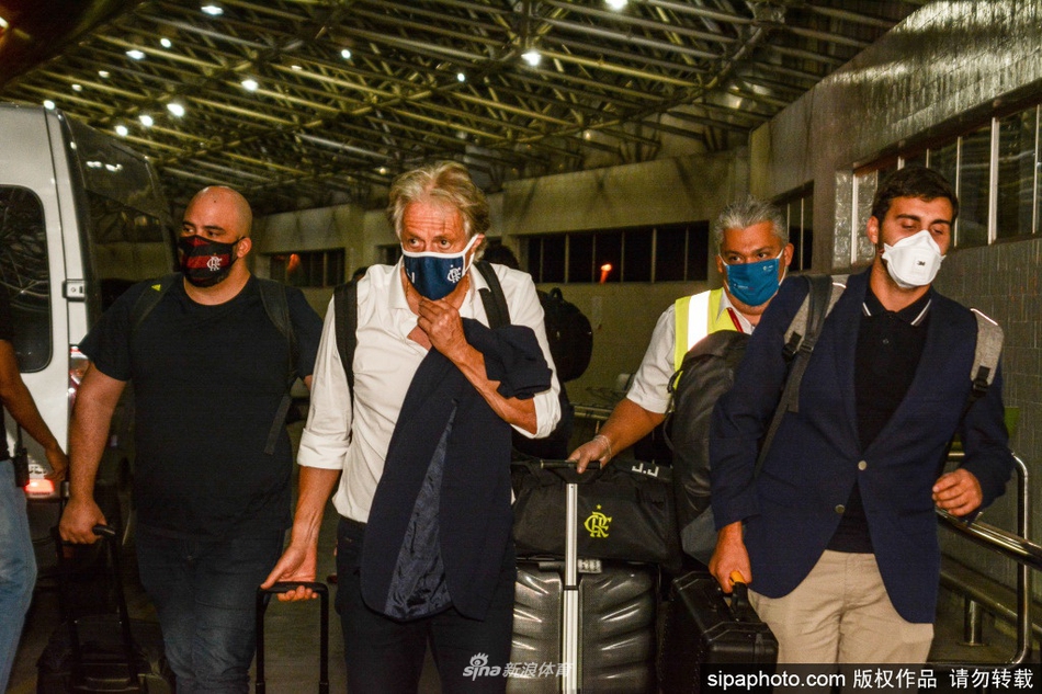 神情专注的热苏斯在里约机场，手扶行李车，坚毅的目光中透露出对未来的憧憬与对过往辉煌的告别。