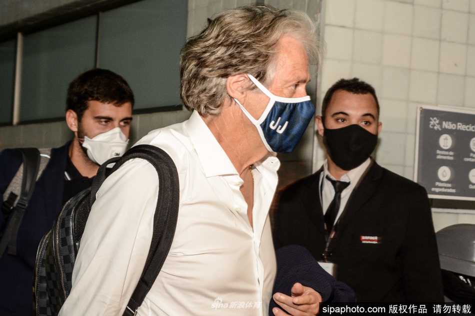 热苏斯在机场大厅内缓步前行，表情平静而从容，仿佛肩上扛着的不是行李，而是即将在本菲卡开启的又一段充满挑战的征程。