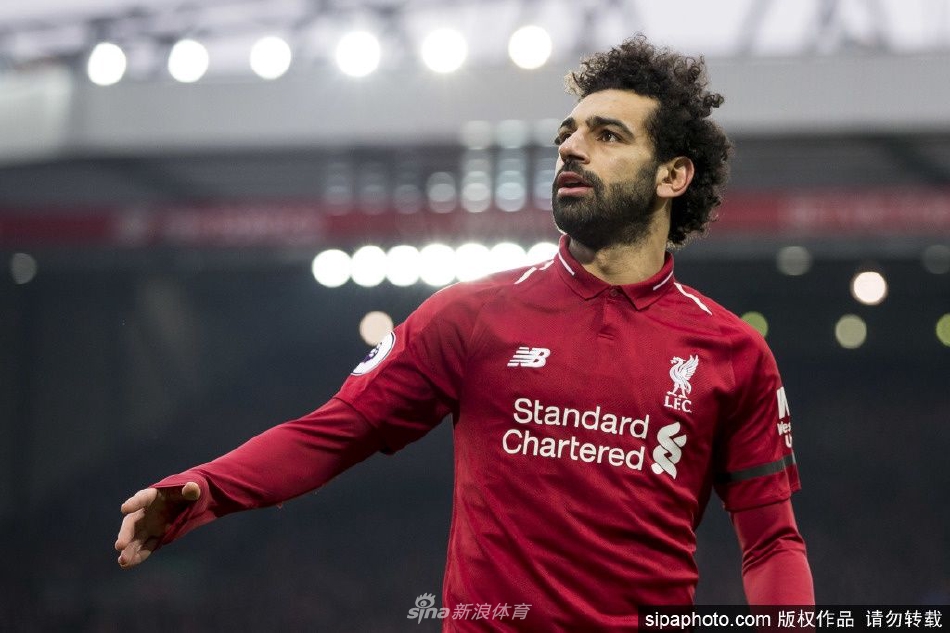 萨拉赫在发布会上手持利物浦球衣，露出标志性的灿烂笑容，眼中充满对未来的期待。