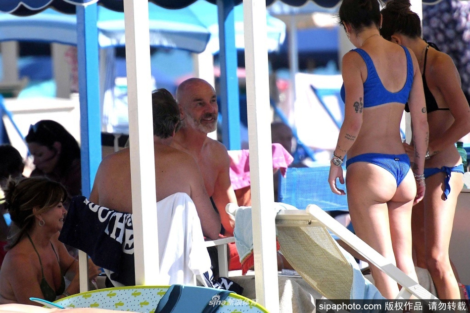 ??爵士球館大屏幕的飾面松動 熱身的球員和教練已被清出場