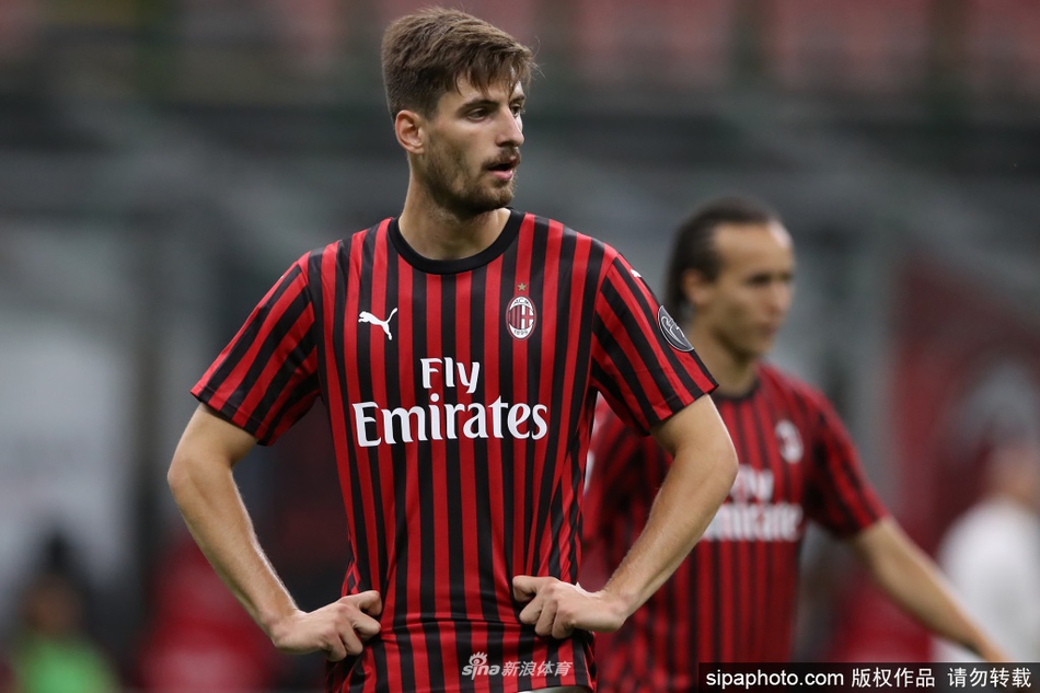 米兰之魂在指尖闪耀，红黑拥趸紧握队徽，身旁的阿联酋航空广告牌默默诉说着双方延绵十余载的坚定同盟。