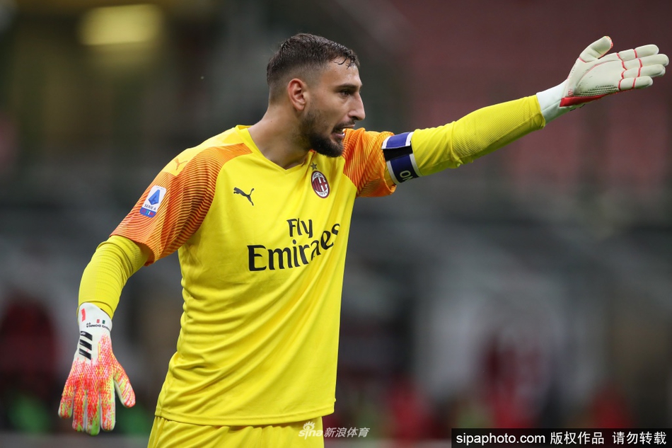 绿茵场上的荣耀守护者，一只佩戴着门将手套的坚实手掌，正稳稳地将写有阿联酋航空标识的足球揽入怀中，象征着俱乐部与赞助商之间牢不可破的信任与承诺。