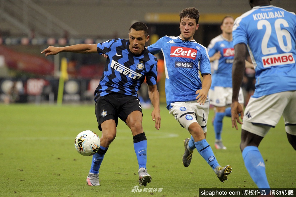 比赛结束后，全队球员紧紧围成一个圆圈，在中圈弧附近振臂高呼，他们身后的教练组也激动地相拥庆祝，这一刻的团结与喜悦，是蓝黑军团创造历史的完美定格。