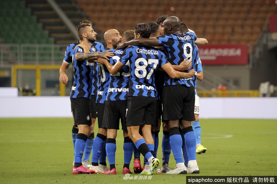 夜幕下的梅阿查球场灯光璀璨，蓝黑旗帜迎风招展，数万名球迷汇聚成一片欢乐的海洋，共同见证球队创造历史的荣耀时刻。