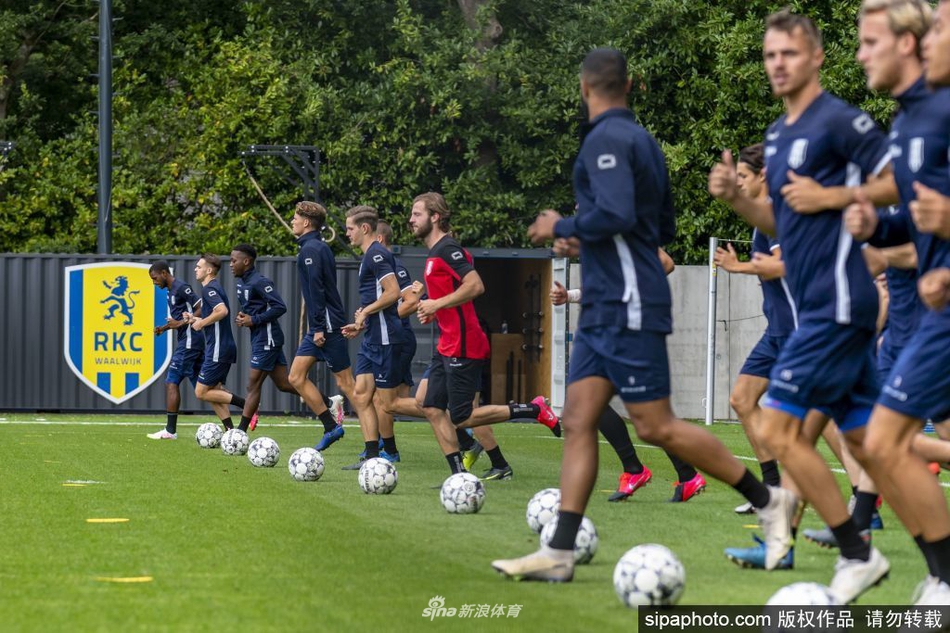 镜头聚焦于训练场上的对抗瞬间，一名瓦尔韦克球员正全神贯注地盘带突破，他身旁的队友则奋力回追拼抢，球员们紧绷的肌肉和专注的表情，将新赛季备战的火药味展现得淋漓尽致