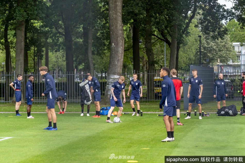 训练尾声，主帅彼得·范登伯格将弟子们聚集在身边，他神情严肃地布置战术，球员们围成一圈认真聆听，背后的曼德马克斯球场看台空空荡荡，但此刻的寂静却孕育着新赛季开场时的喧嚣与梦想