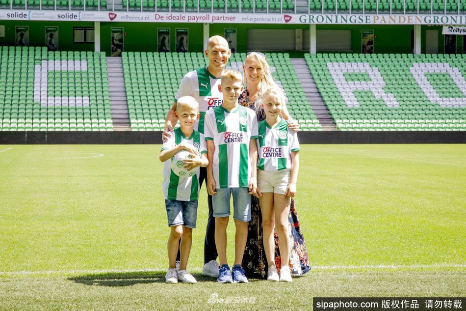 罗本身披格罗宁根战袍，在比赛开球前与队友围成一圈。作为队长的他，正做着最后的动员，这支年轻的队伍在他的带领下，眼神中充满了对战斗的渴望。