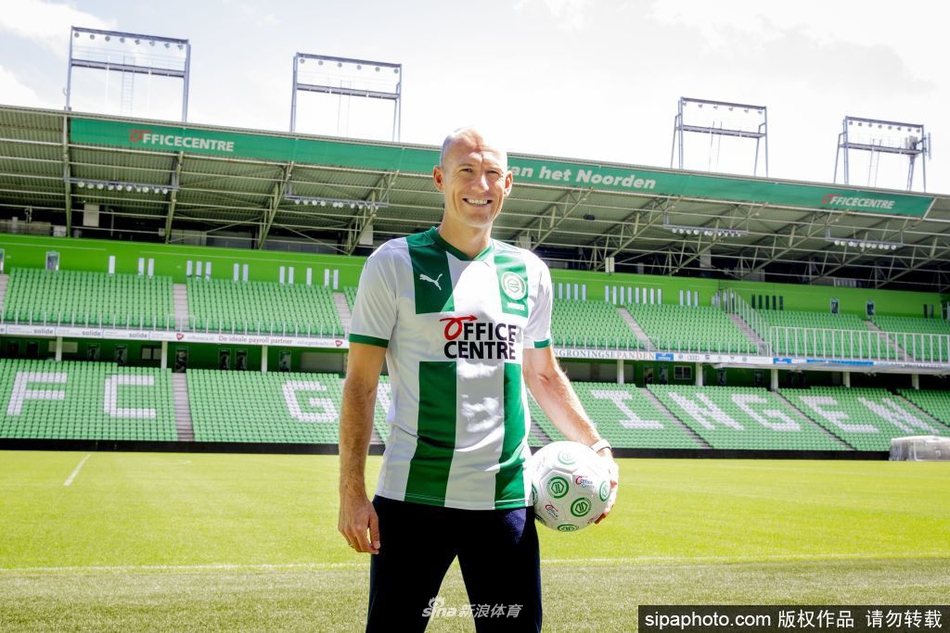 格罗宁根主帅布伊斯在场边注视着罗本，眼神中充满信任与期待。他决定将队长重任交给这位回归的传奇，相信其经验能成为球队最宝贵的财富。